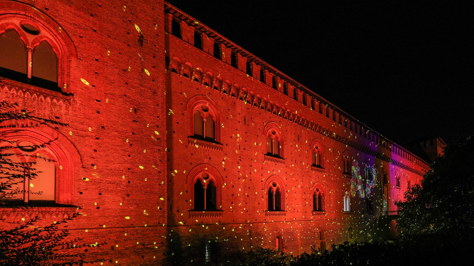 Le luci del direttore artistico Marco Lodola sul Castello Visconteo