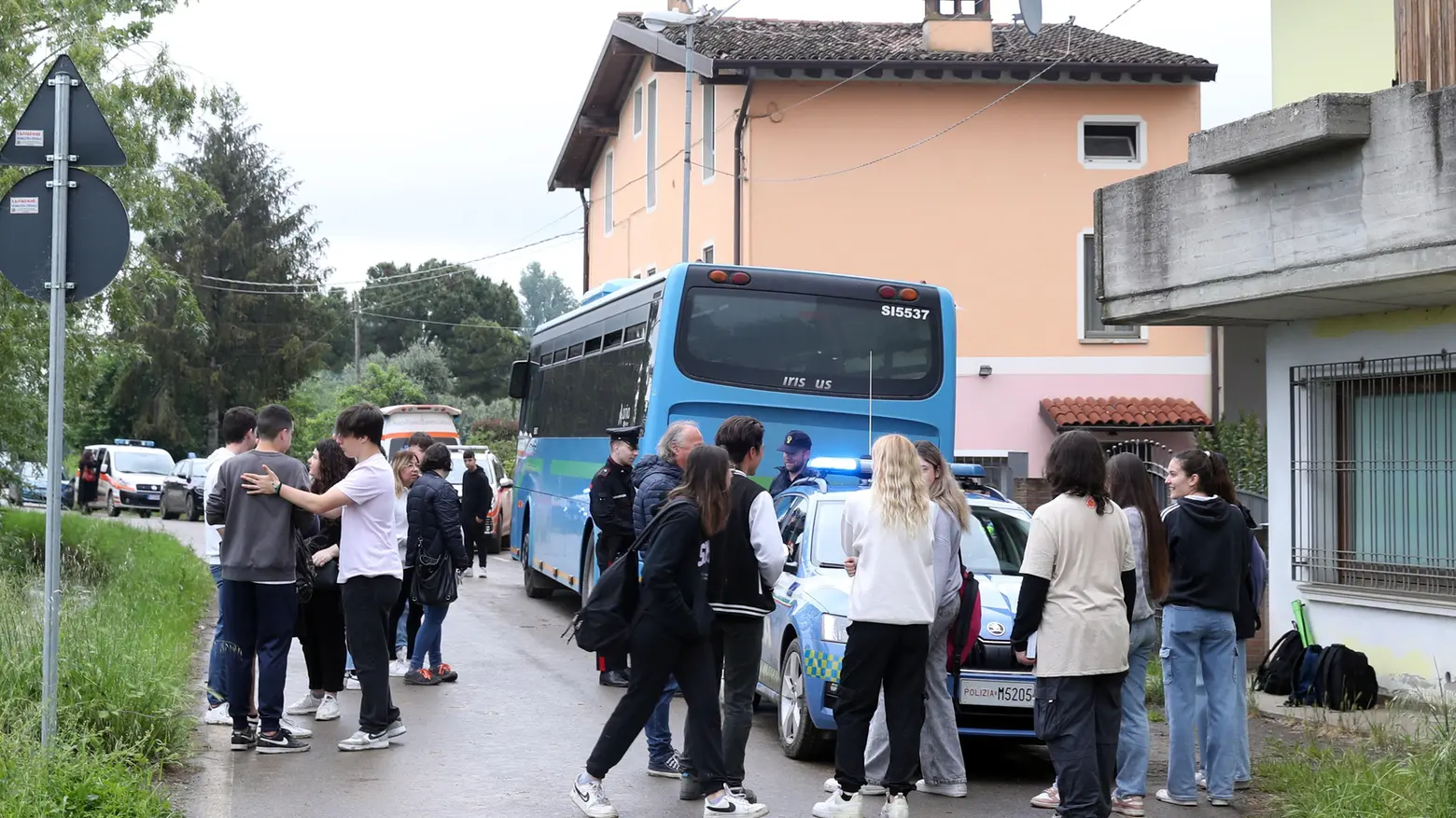Bus carico di studenti si ribalta Una trentina di feriti non gravi Bus carico di studenti si ribalta Una trentina di feriti non gravi