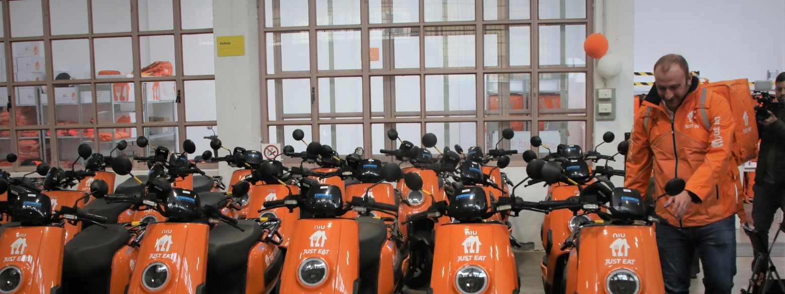 Just Eat: inaugurato l’hub milanese. Funzionamento, scooter, nuove assunzioni
