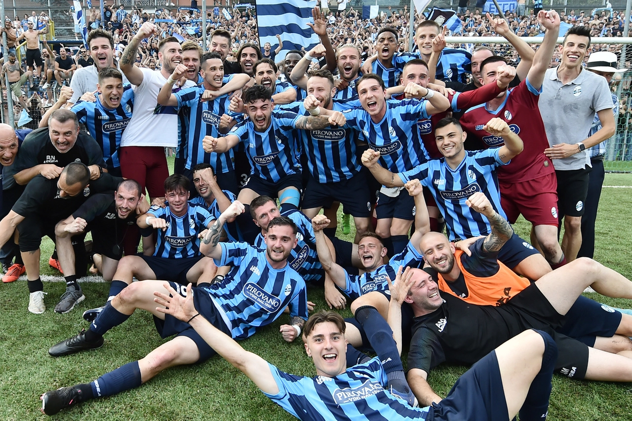 I giocatori del Lecco dopo la promozione in serie B