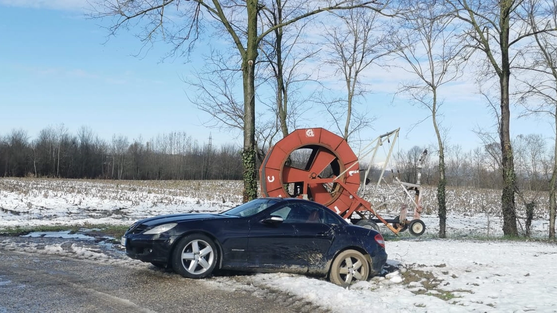 La Mercedes di Dimitru Stratan impantanata nel fango e nella neve