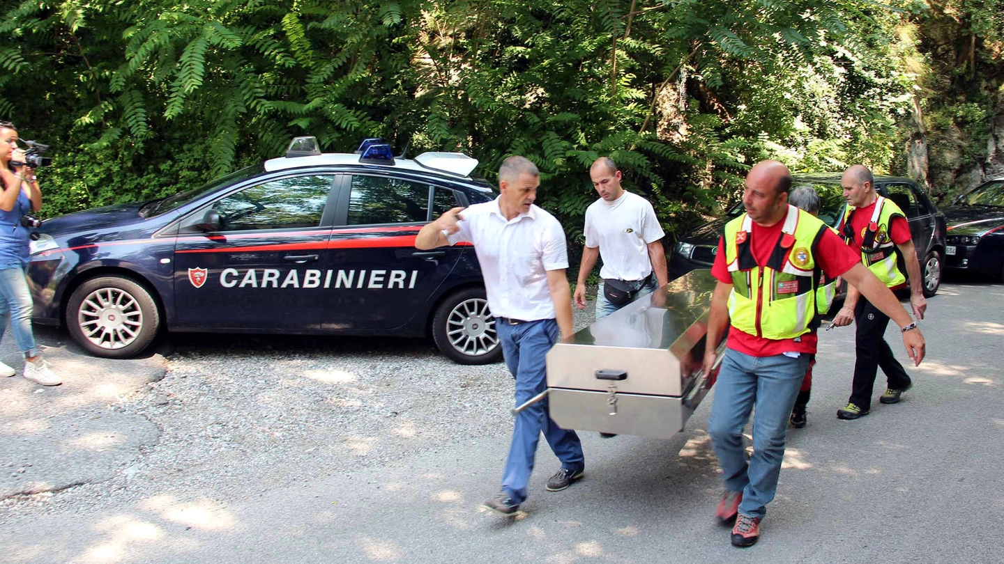 Soccorso alpino e carabinieri  trasportano il feretro del cadavere trovato al monte San Martino