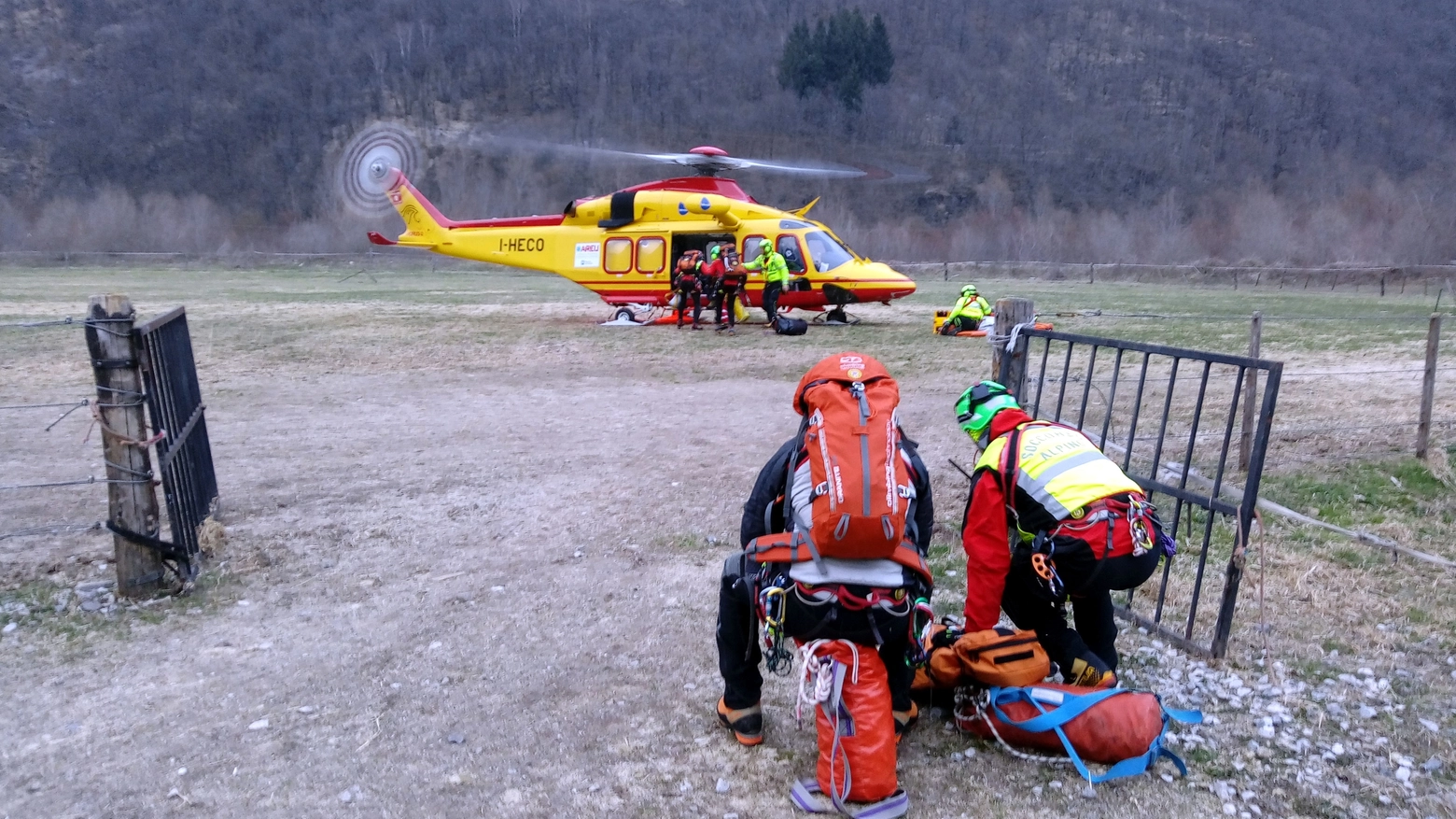 L'elicottero e soccorritori al Bione