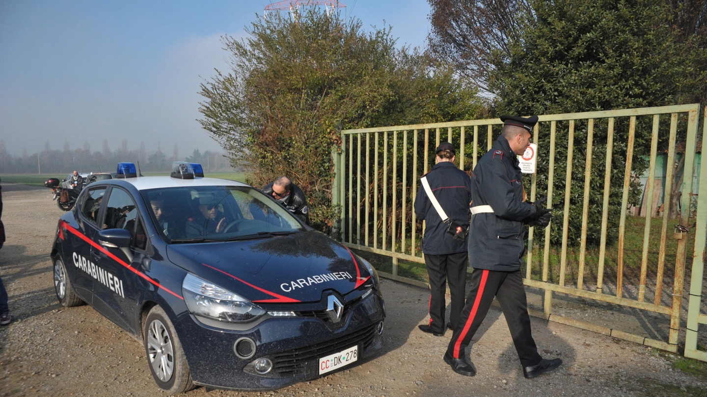 I carabinieri davanti alla cava dove è stato ritrovato il cadavere della donna