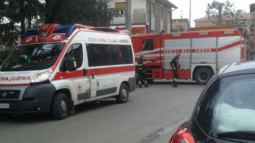 Sono intervenuti ambulanza e vigili del fuoco (Foto Petrone)