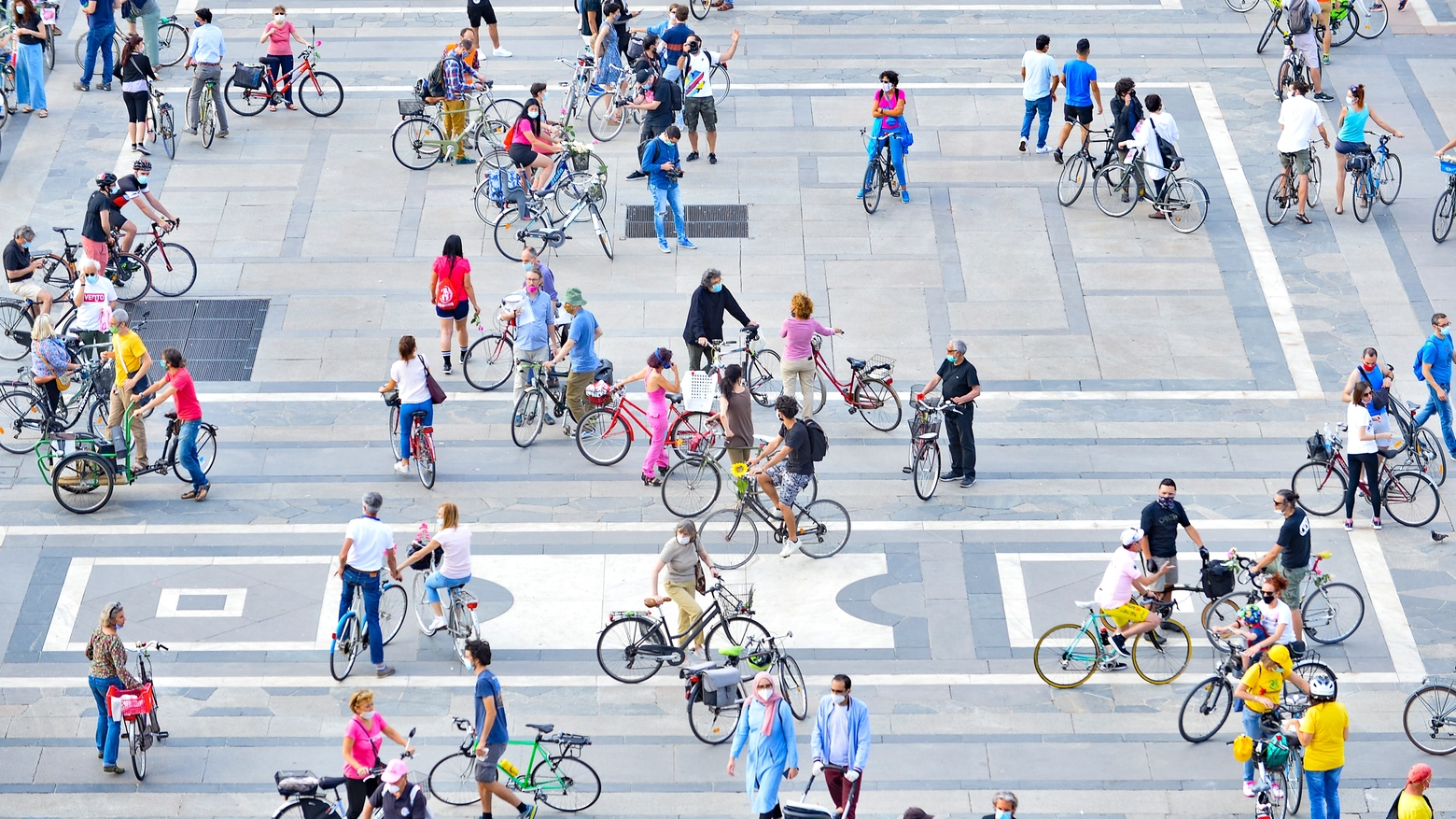 Flash mob biciclette in piazza Duomo a Milano