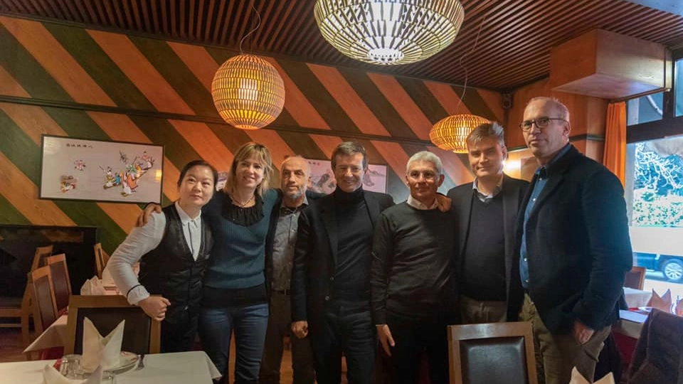 Giorgio Gori e la sua giunta a pranzo in un ristorante cinese di Bergamo