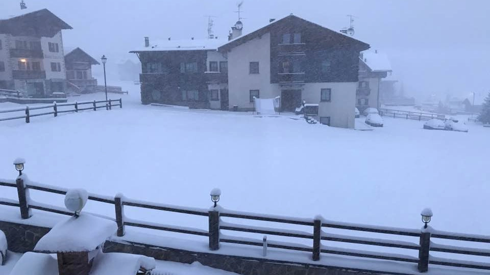 Una delle foto di Livigno sotto la neve postate oggi su Facebook