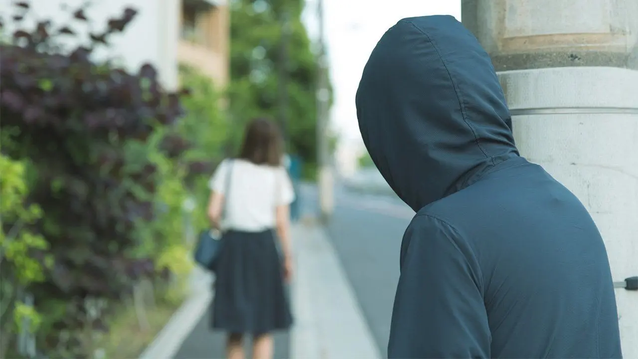 Sondrio, tormenta per mesi la ex: condannato a 8 mesi per stalking dovrà fare solo dei “corsi di recupero”