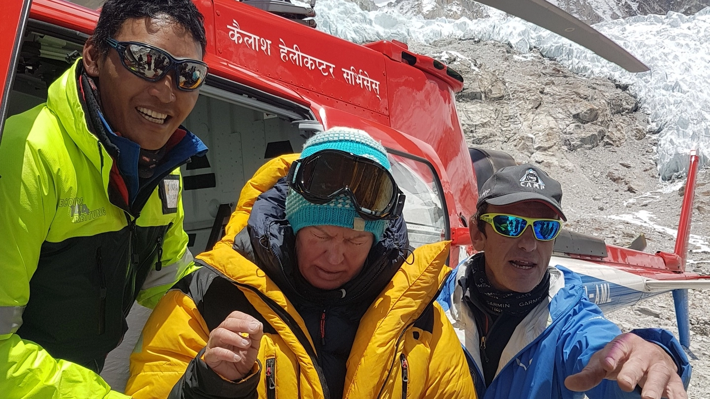 Maurizio Folini durante i voli e i soccorsi sulle vette dell’Himalaya
