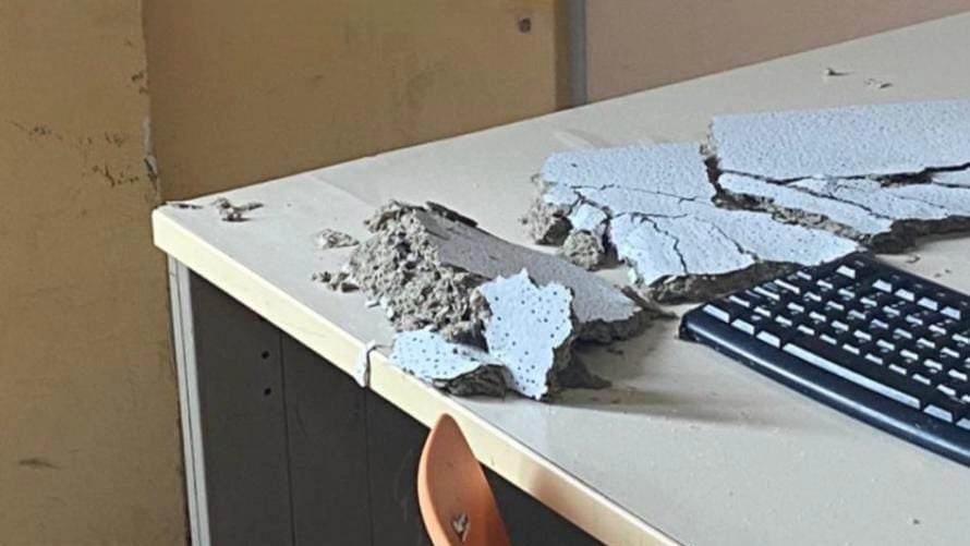 Il pezzo di controsoffitto crollate sul banco all'Itsos Albe Steiner di Milano Il pezzo di controsoffitto crollate sul banco all'Itsos Albe Steiner di Milano