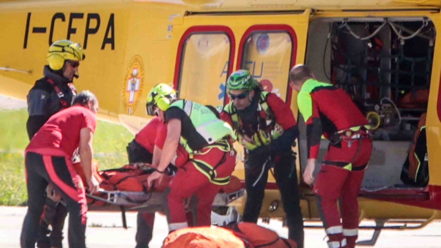 7 - Elicottero caduto in Valmasino, il recupero delle salme