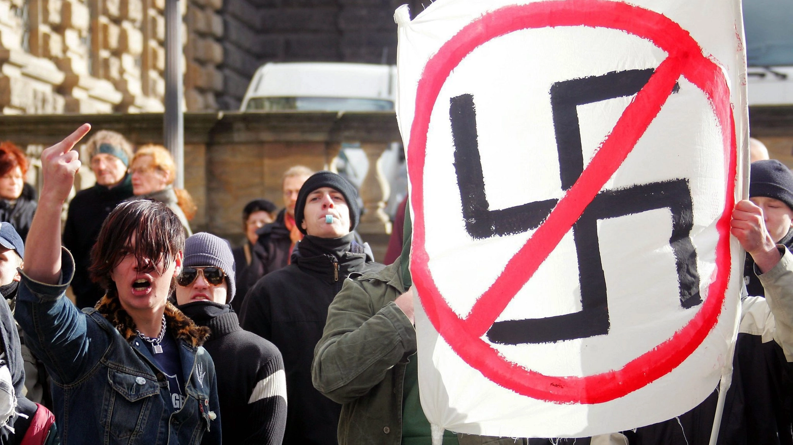 Un corteo di neonazisti a Dresda, in Germania: l'allarme è sempre alto