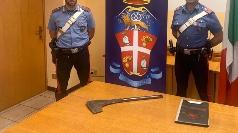 Litiga con i vicini e li minaccia con un’ascia, arrestato dai carabinieri Litiga con i vicini e li minaccia con un’ascia, arrestato dai carabinieri