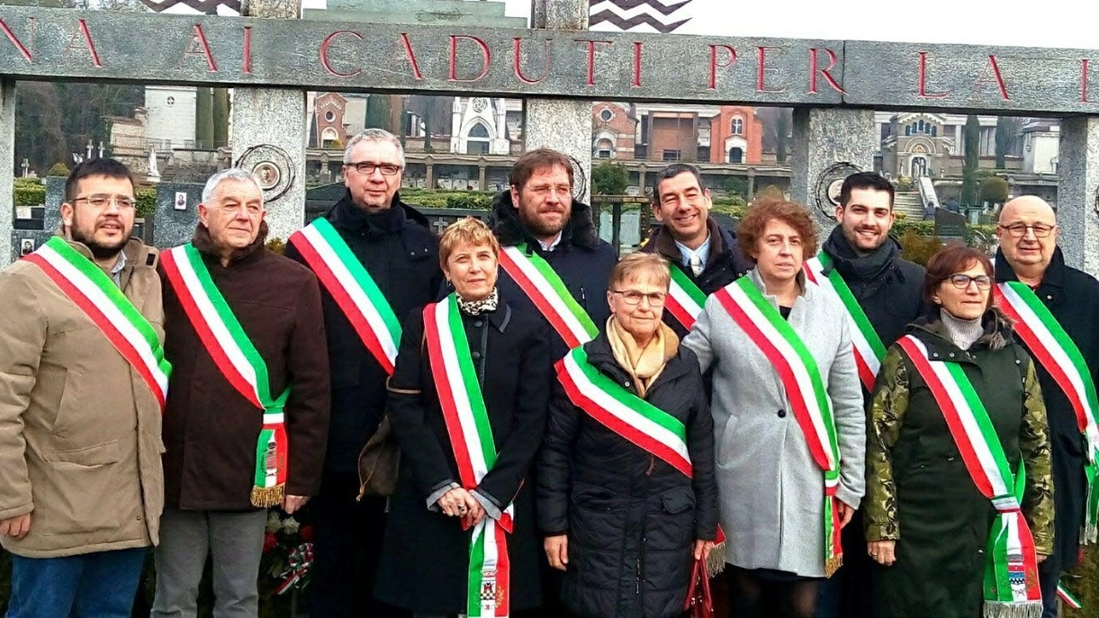 Sartini con i sindaci di centrosinistra durante la cerimonia al monumento ai caduti