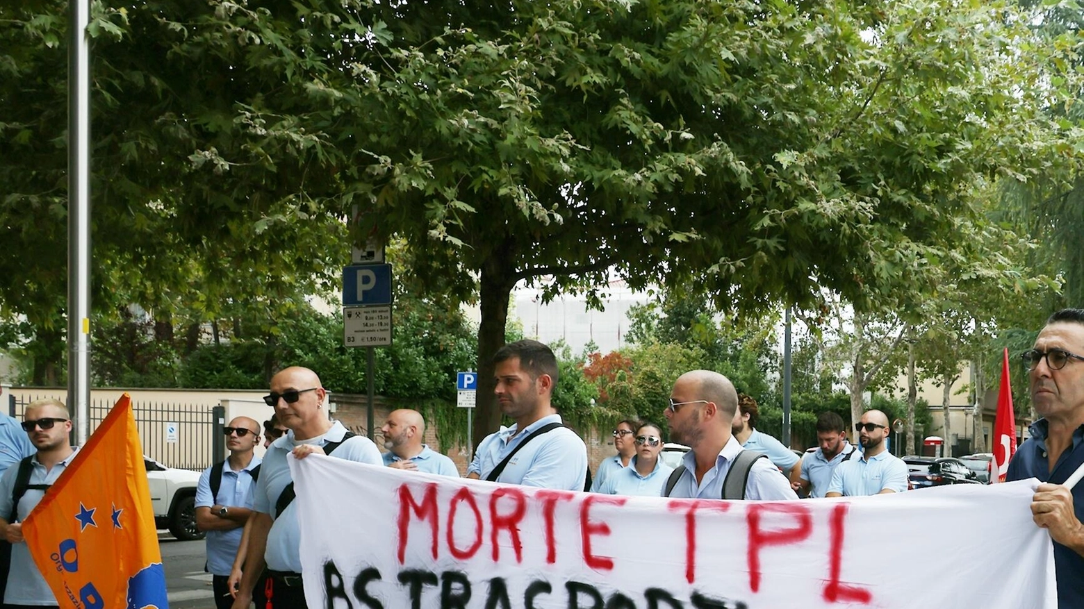 Brescia, protesta il 60% dei conducenti dell’azienda di trasporto locale "I giovani non sono più interessati a svolgere questa professione. Servono 5mila euro per ottenere la patente per compensi bassi".