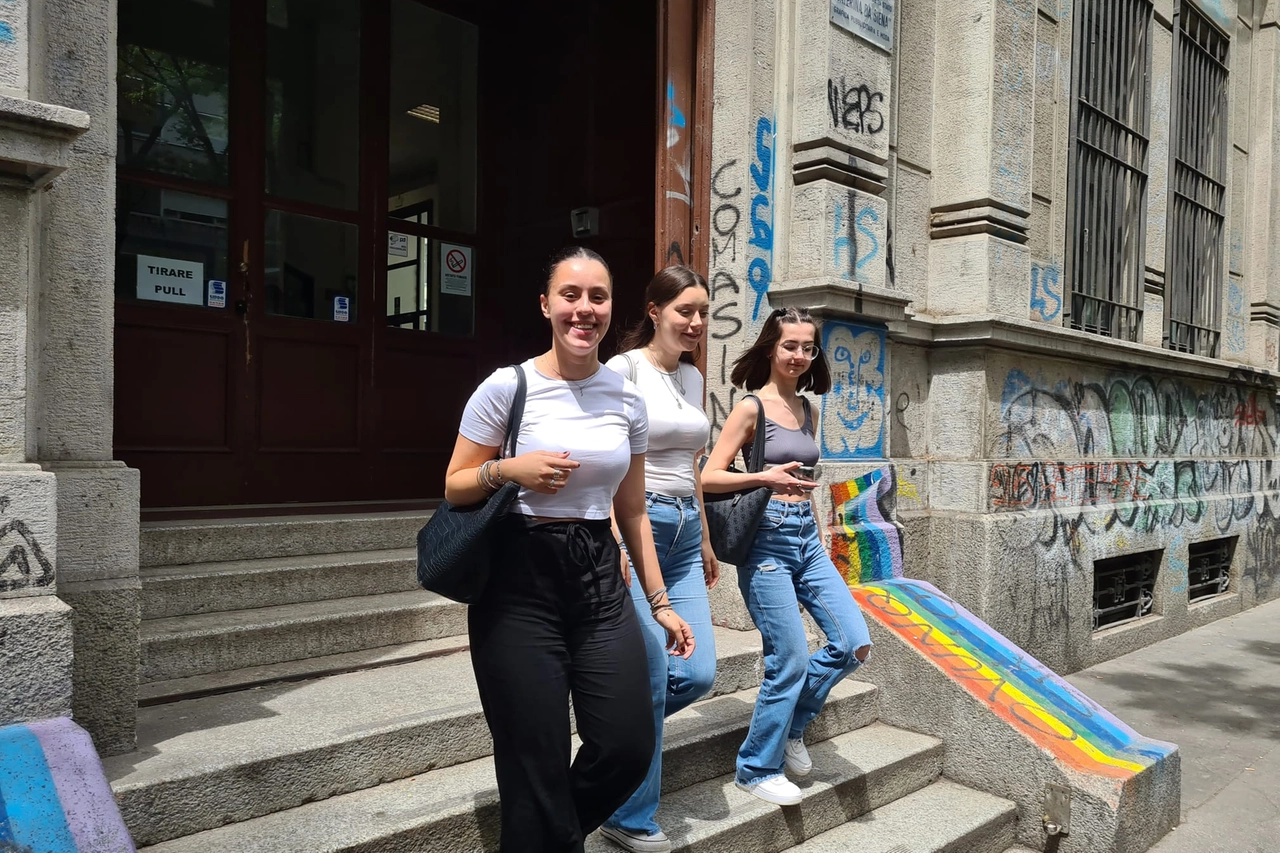 L'uscita delle maturande dall'Istituto Caterina da Siena