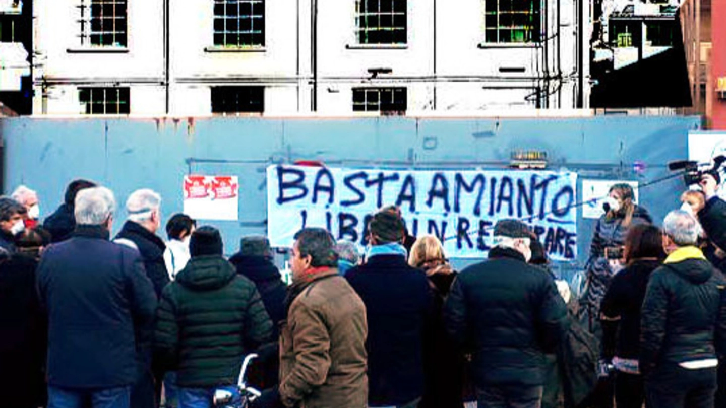 Una delle recenti manifestazioni dei cittadini contro la bomba ecologica dell’ex Leuci (Cardini)