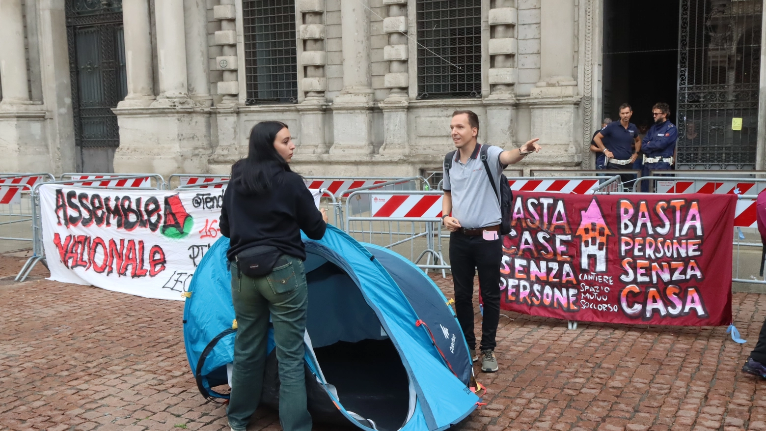 Popolo delle tende protesta davanti a Palazzo Marino