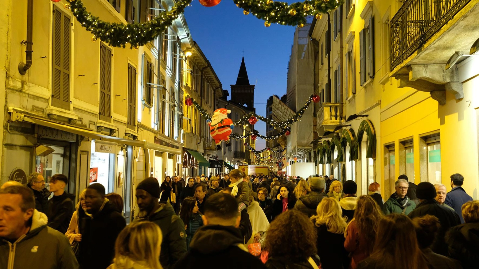 Dalla Reggia alle periferie. Teodolinda dice addio alla ruota panoramica e accende il “Natale di tutti“ Dalla Reggia alle periferie. Teodolinda dice addio alla ruota panoramica e accende il “Natale di tutti“