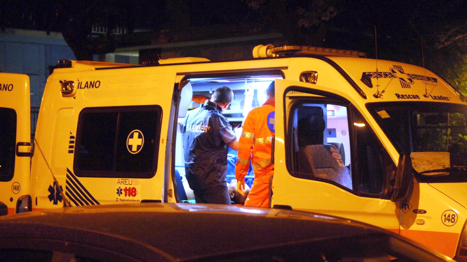 La giovane è stata soccorsa in ambulanza, indagano i carabinieri (Newpress)