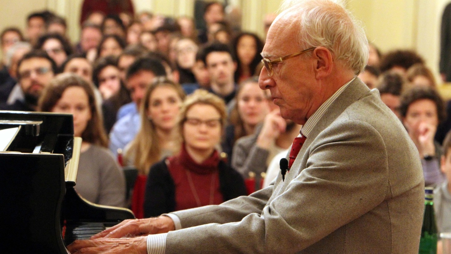 Maurizio Pollini alla Scala di Milano tiene una lezione agli studenti (Newpress)