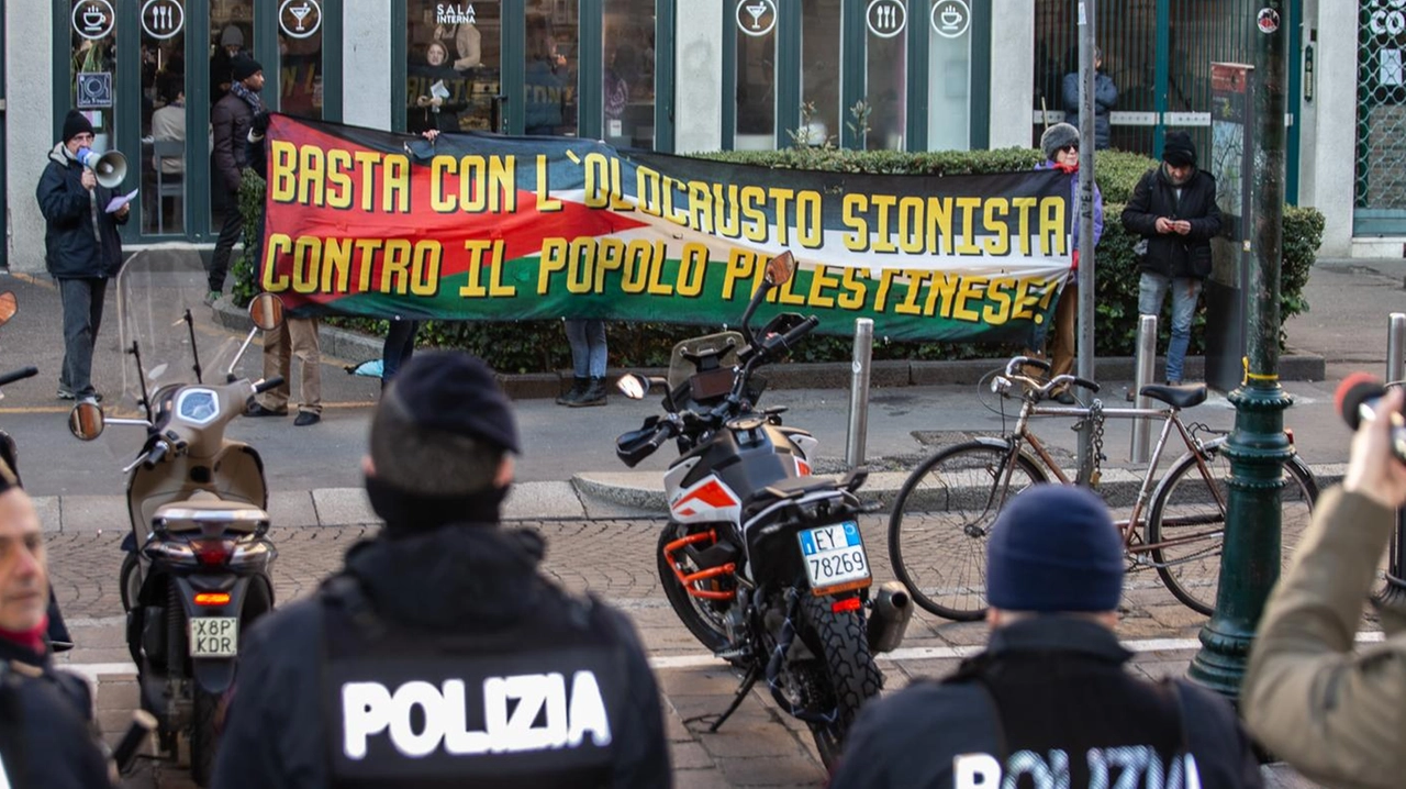 Lo striscione davanti alla Statale per l'arrivo di Liliana Segre (Foto Canella)