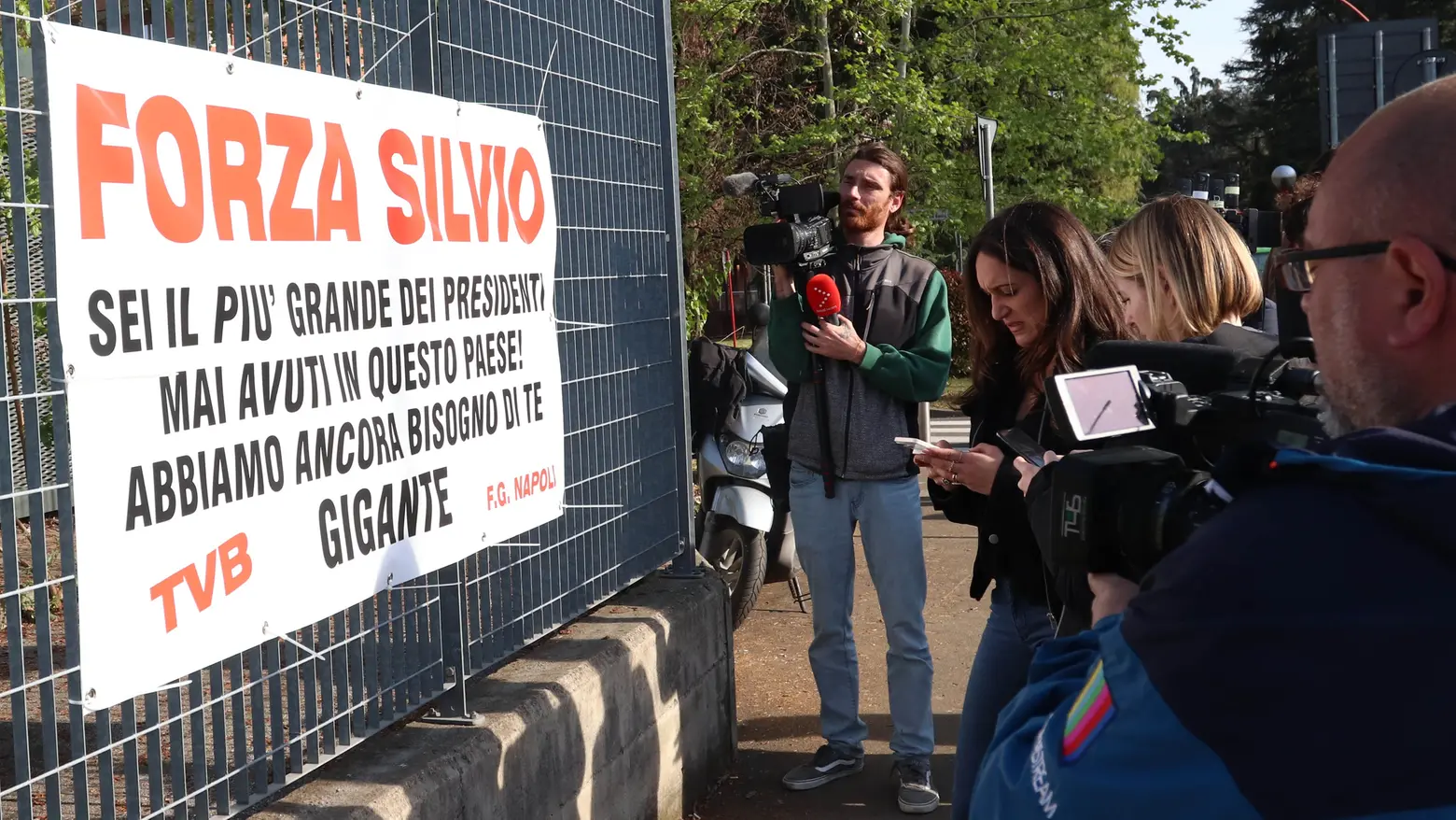 L'ultimo striscione per il Cav apparso fuori dal San Raffaele