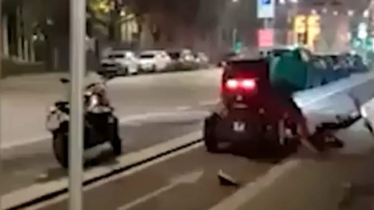 Rider travolto da minicar pirata in corso Venezia. Il legale: "Investito deliberatamente"