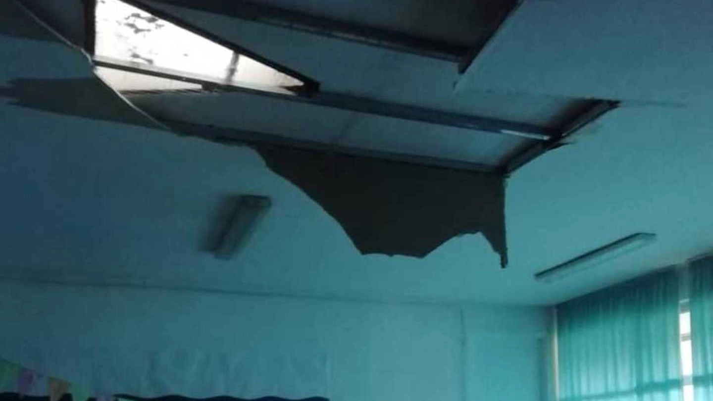 Il controsoffitto crollato nella scuola Martin Luther King Il controsoffitto crollato nella scuola Martin Luther King