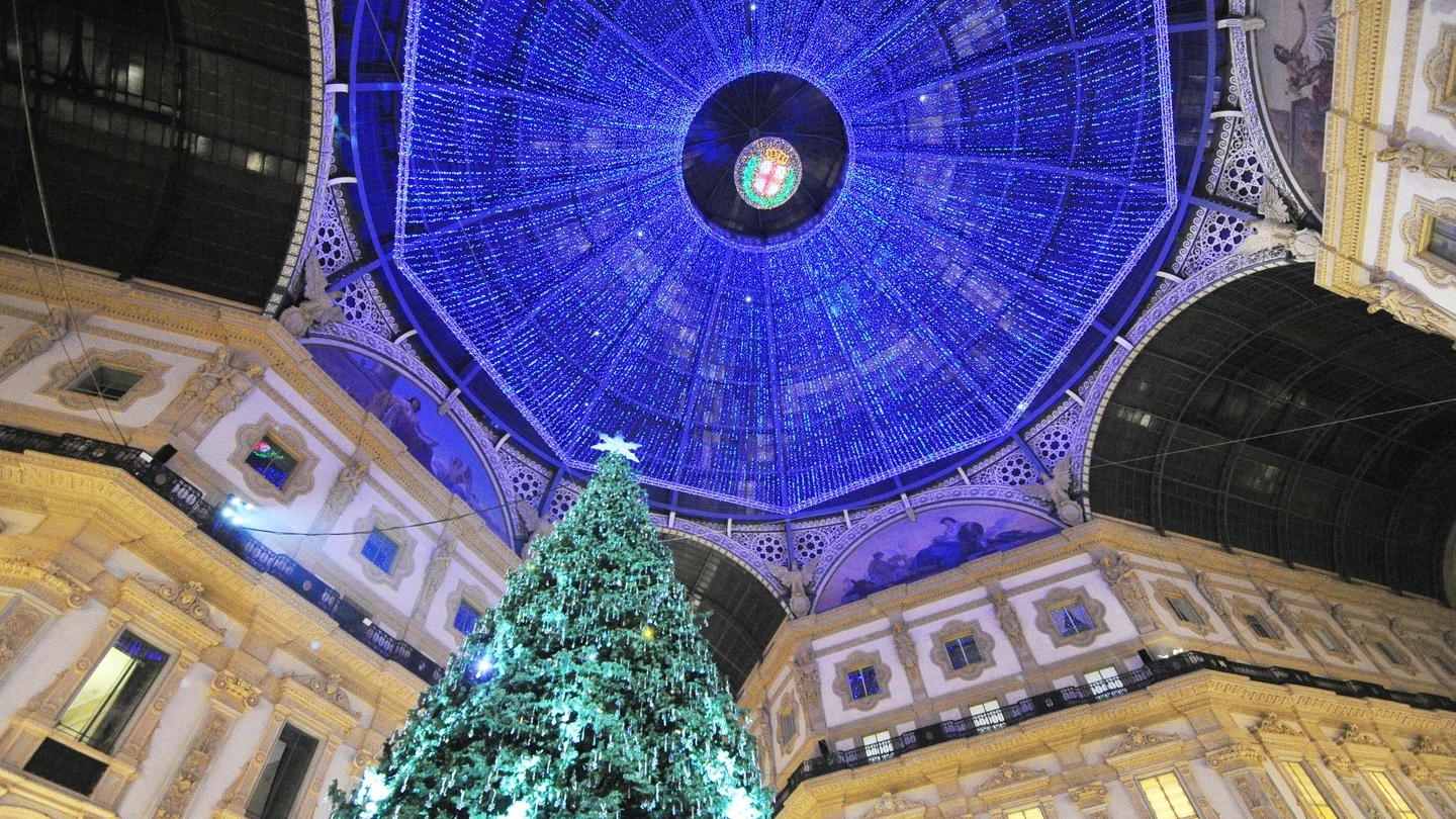 l'albero Swarovski Galleria Vittorio Emanuele per Natale a Milano (repertorio)