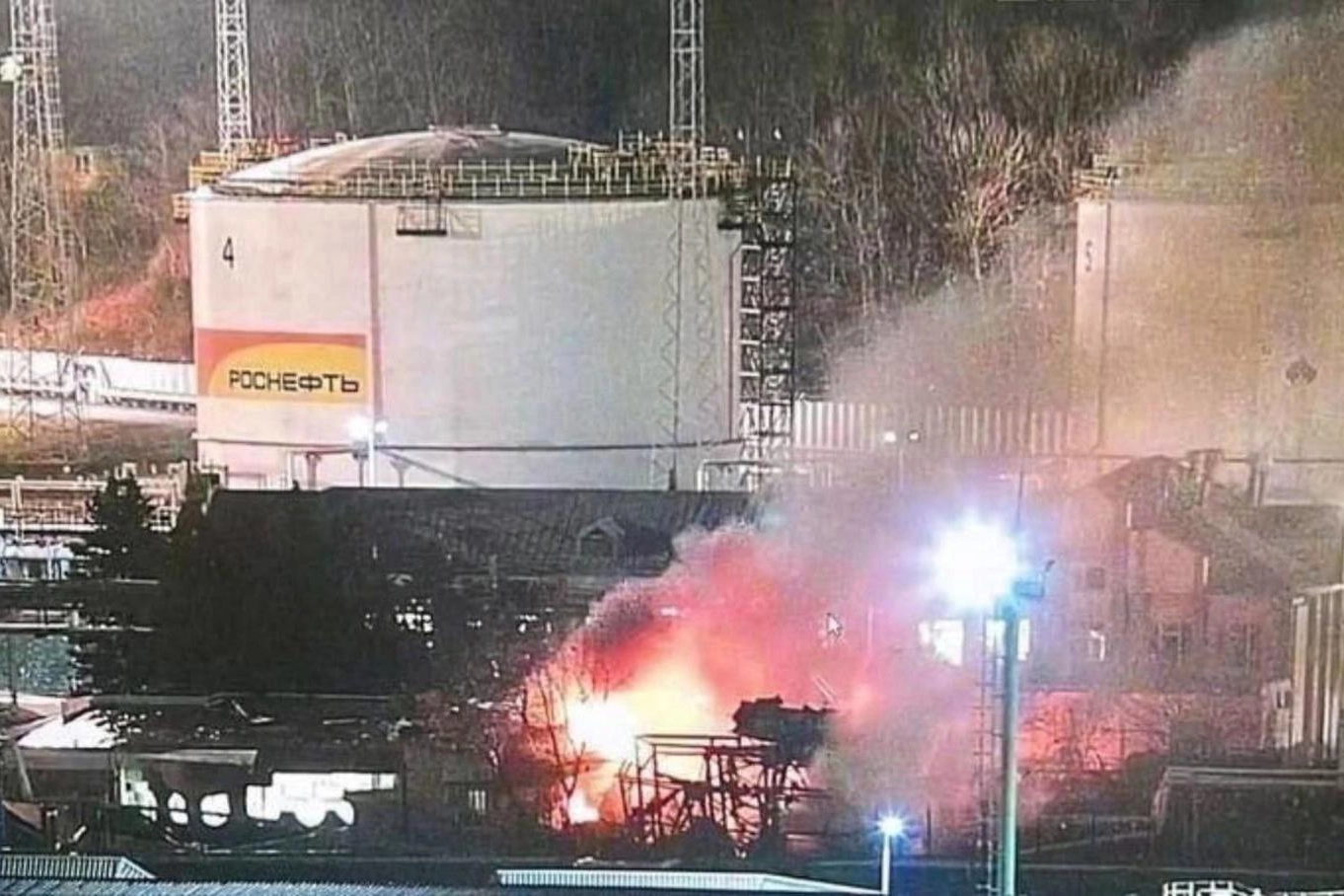 La raffineria Rosneft di Tuapse in fiamme (Ansa)