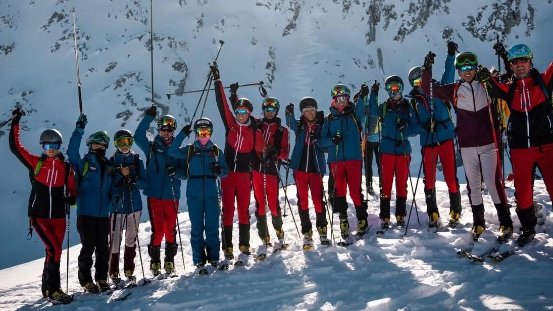 Gli atleti della nazionale cinese di scialpinismo in allenamento sul Tonale