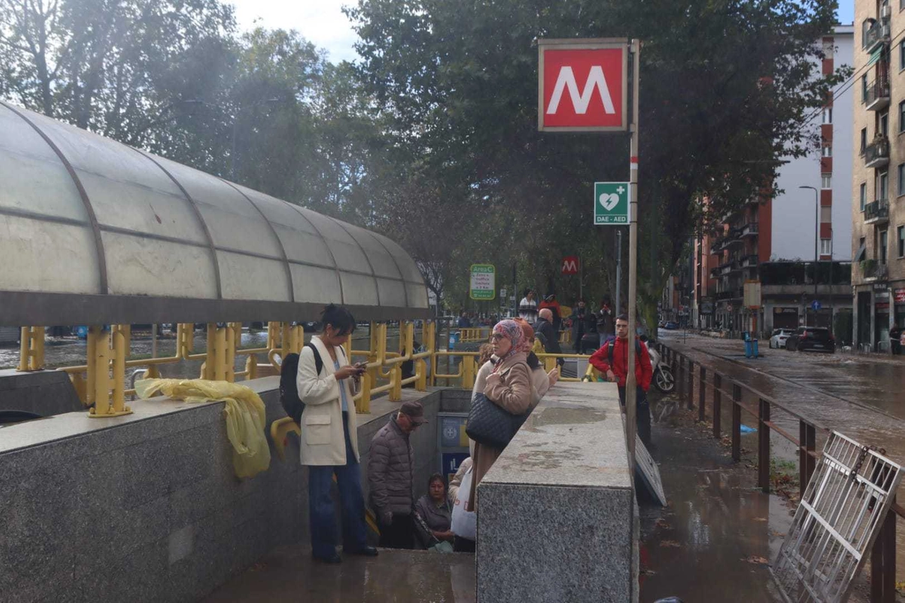 Passeggeri in attesa dopo lo stop di M3