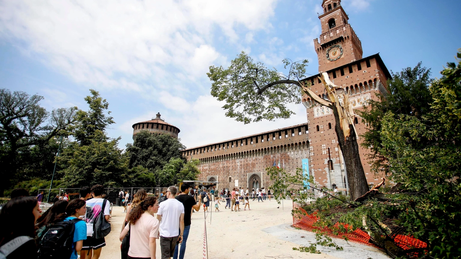 Alberi caduti davanti al Castello Sforzesco Alberi caduti davanti al Castello Sforzesco