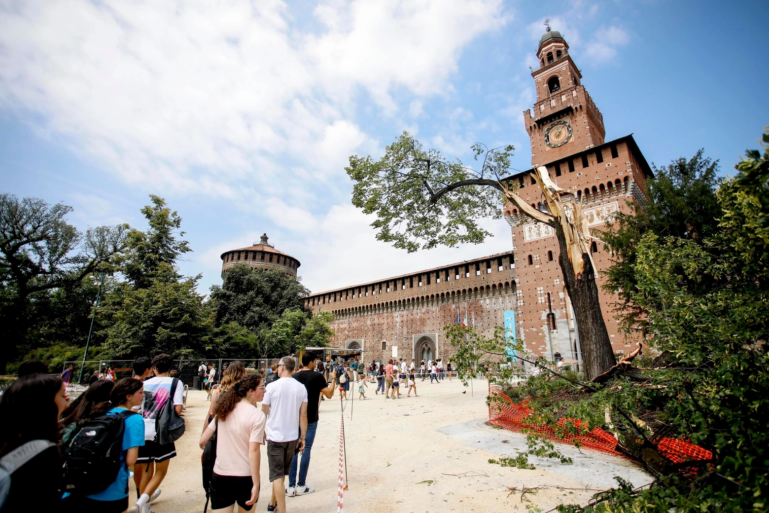 Alberi caduti davanti al Castello Sforzesco