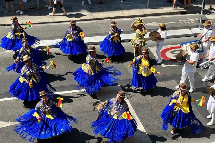 La festa della Madonna di Urkupiña in corso Buenos Aires