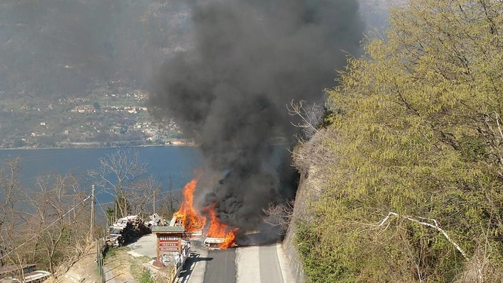 L'incendio in Valvarrone (foto e video di Emilio Buzzella)