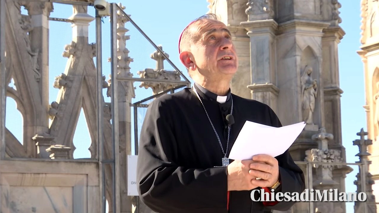 L'arcivescovo Mario Delpini prega sul tetto del Duomo