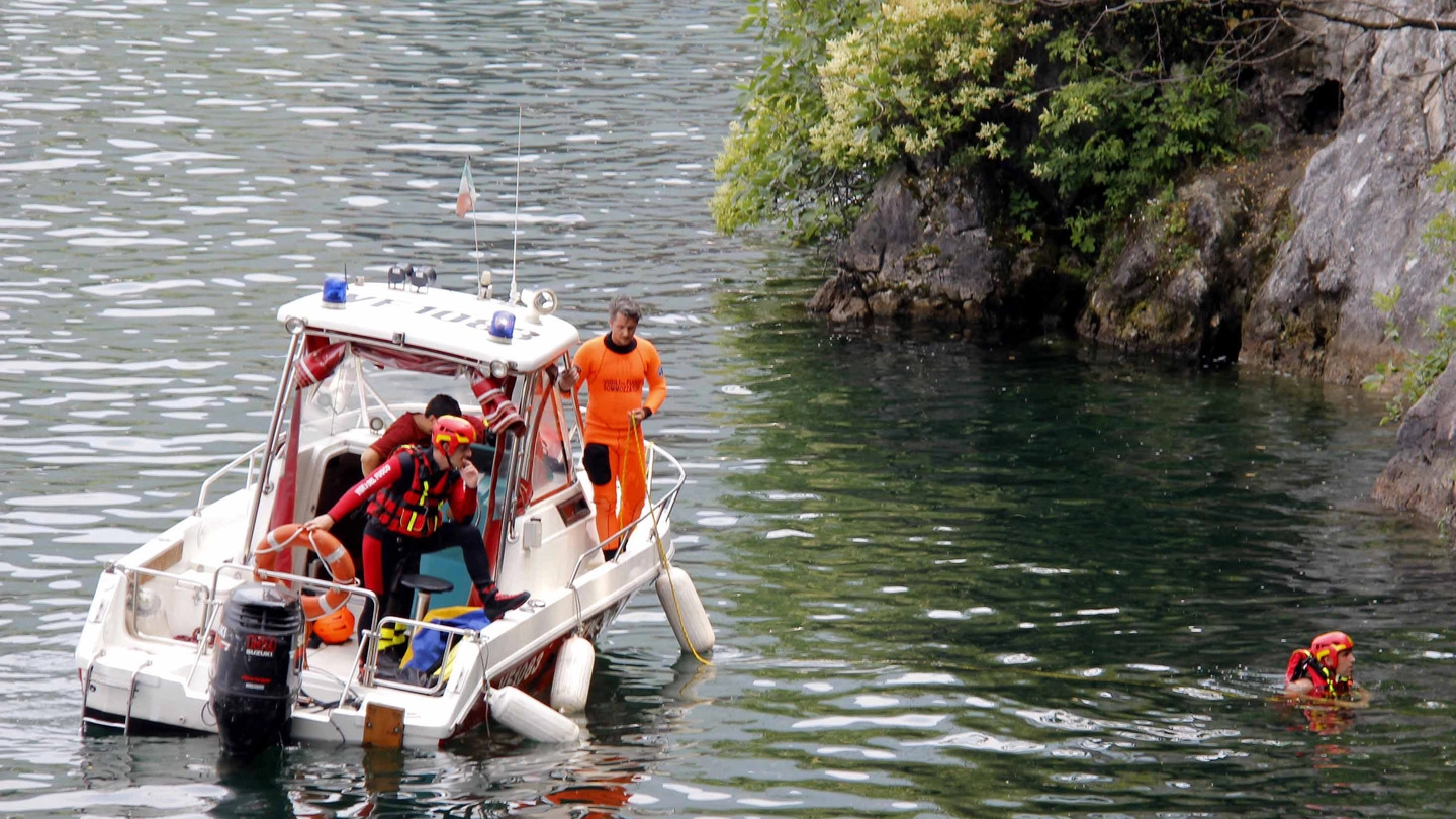 Sommozzatori al lavoro sul lago di Como