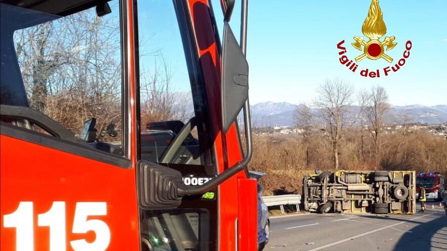 Incidente a Giussano, camion si ribalta