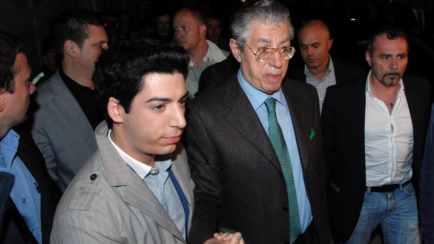 Il fondatore della Lega Umberto Bossi, 78 anni, con il figlio Renzo