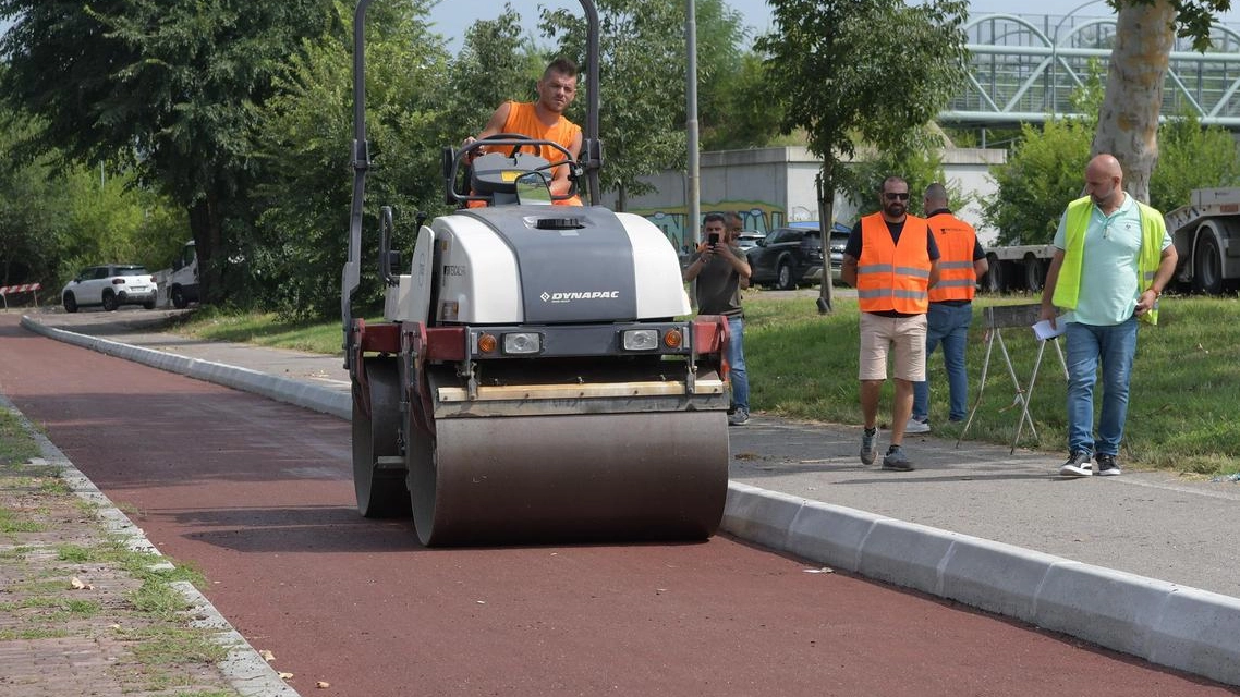Operai al lavoro per realizzare la pista ciclabile Operai al lavoro per realizzare la pista ciclabile