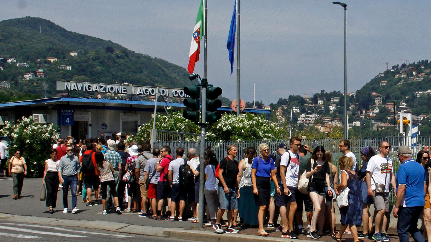 Turisti e cittadini sul lago di Como