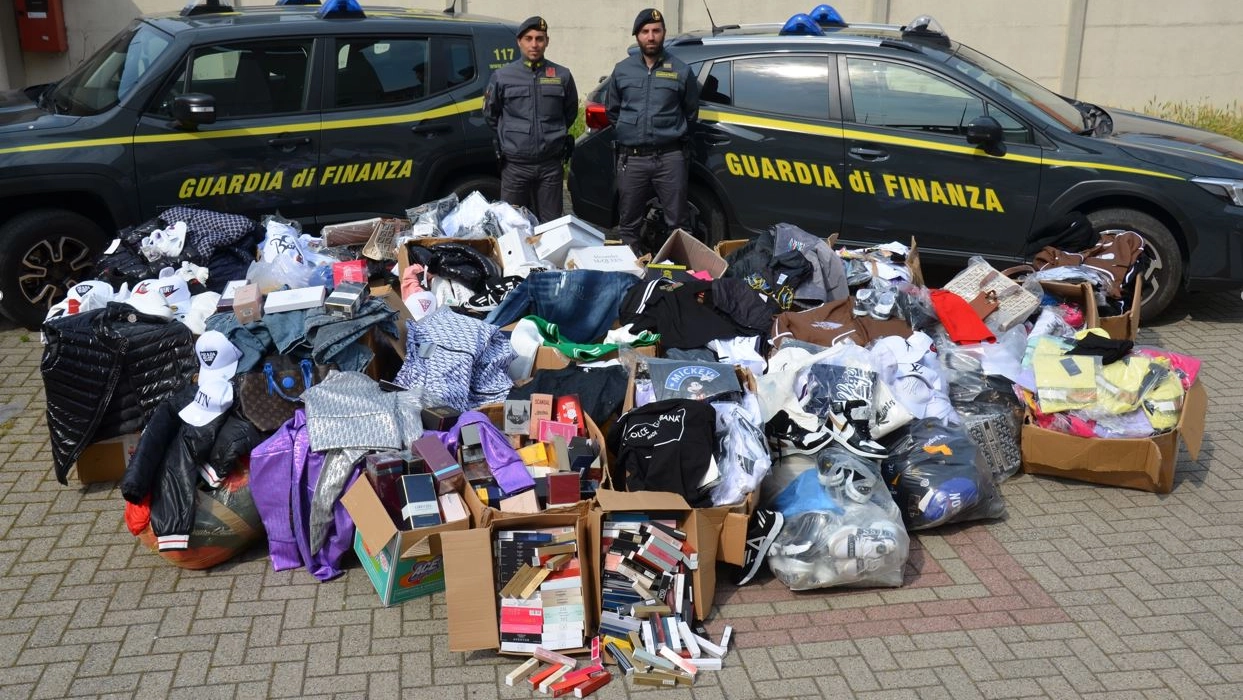 Finanzieri con i prodotti sequestrati Finanzieri con i prodotti sequestrati