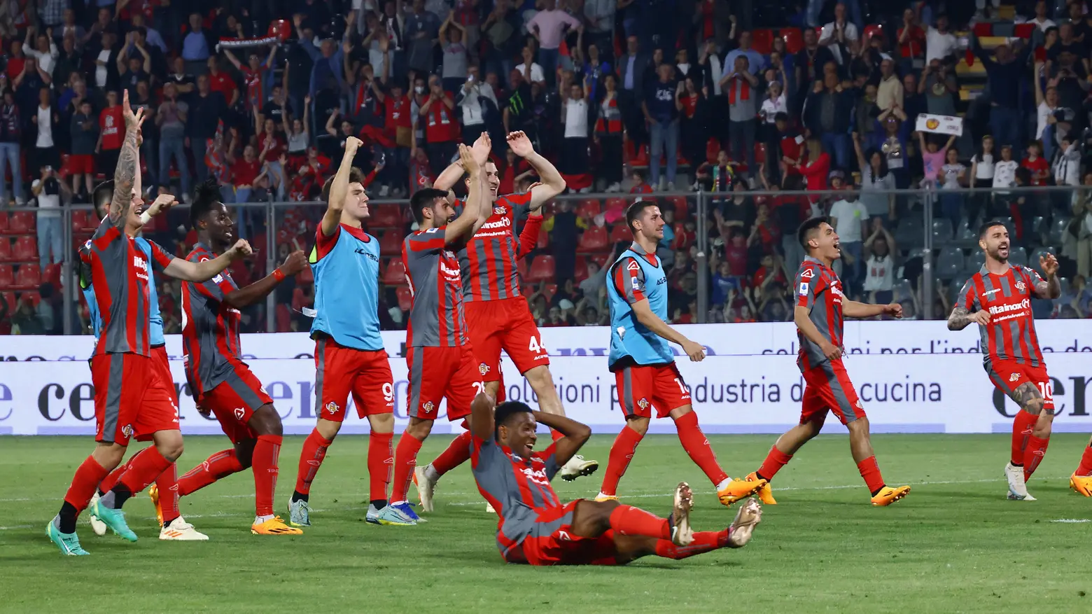 I festeggiamenti dei giocatori della Cremonese dopo la vittoria con lo Spezia I festeggiamenti dei giocatori della Cremonese dopo la vittoria con lo Spezia