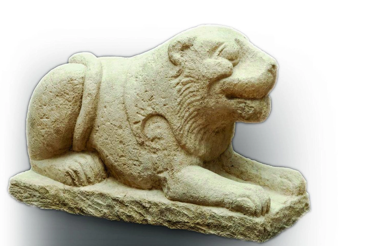 DI PIETRA Un leone accucciato scolpito e, sopra, una terracotta. La mostra narra come si viveva quotidianamente in Egitto