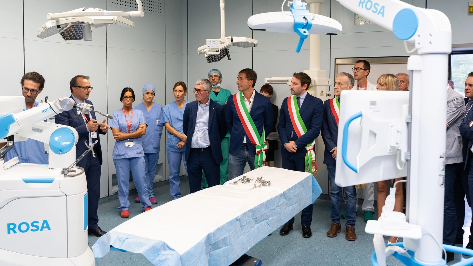 La presentazione del robot Rosa per gli interventi al ginocchio