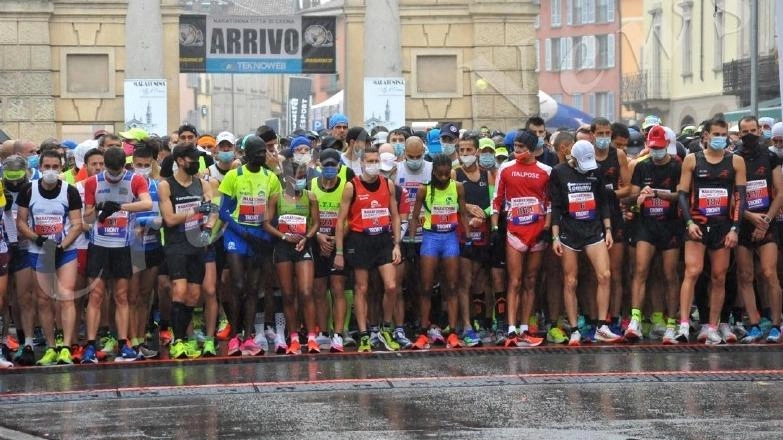 Torna la Maratonina con tanti appassionati di corsa con gli atleti Torna la Maratonina con tanti appassionati di corsa con gli atleti