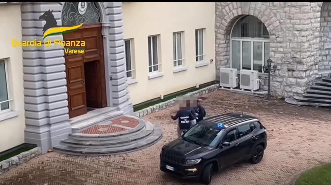 Uno degli arrestati portato in caserma (Frame video)